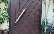 3 portes métalliques garnies en bois
